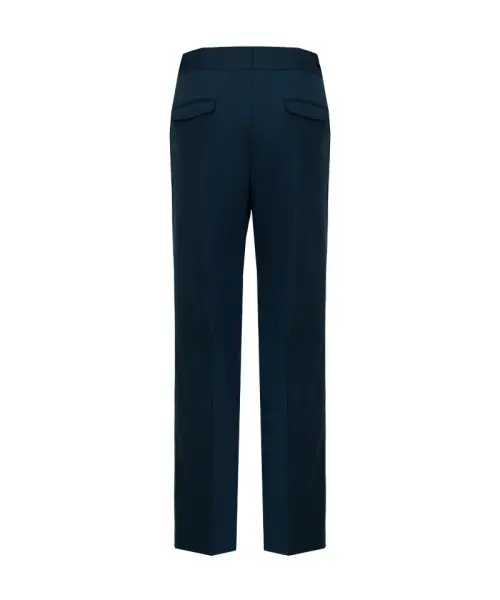 Vue arrière d’un pantalon de costume bleu marine à pinces, coupe droite, poches arrière passepoilées avec rabats, sur fond blanc.