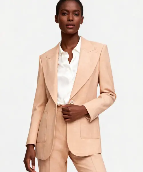 Ensemble beige sable Pure Élégance : veste longue structurée à poches plaquées et pantalon assorti, avec chemise blanche.