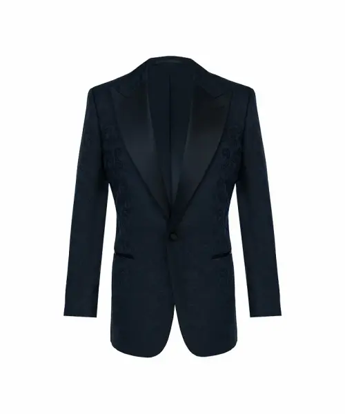 Smoking bleu nuit Pure Élégance à motif jacquard avec revers en satin, chemise blanche et nœud papillon noir.