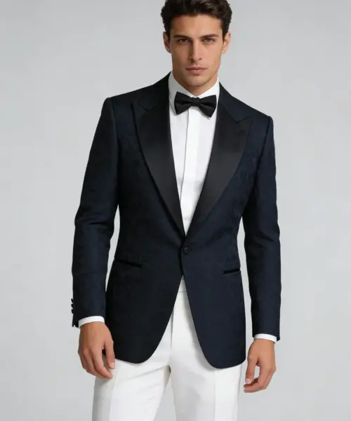 Smoking bleu nuit Pure Élégance à motif jacquard avec revers en satin, chemise blanche et nœud papillon noir.