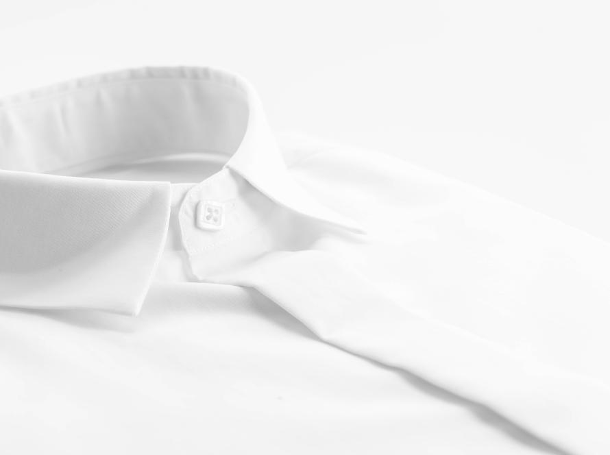 Chemise homme blanche sur cintres, style élégant et minimaliste